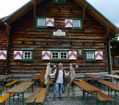 15.6.14, Agy vor ihrer Südwiener Hütte