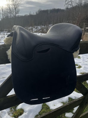 Lilla 15" ohne Pausche, Glattleder schwarz, Blatt reverse schwarz, Saddlon-Vorrichtung