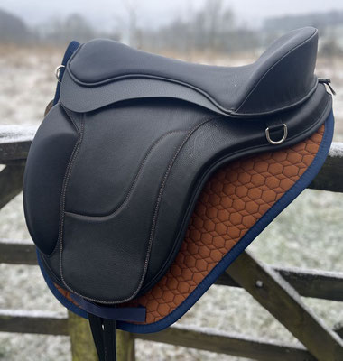 Icelandic SB, 13 cm Cutout, schwarz, Sitz Preciosa Karol 18" 