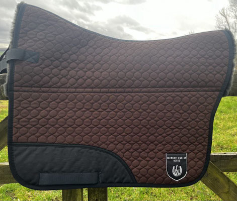WB Schabracke HW, schmale Einschubtaschen, Fell in der Sattellage, Länge 65/Seiten 47 cm, € 250,00