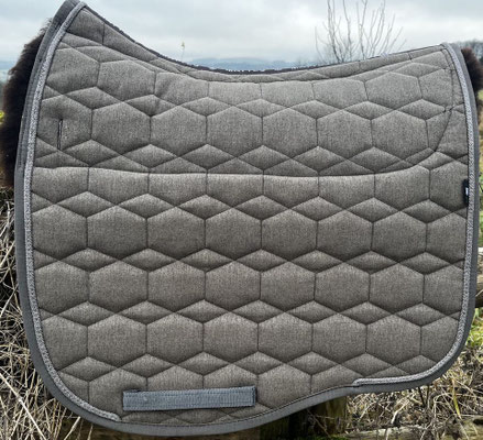 Schabracke Bristol taupe, mit Lammfelltaschen, Klettöffnungen vorne und hinten