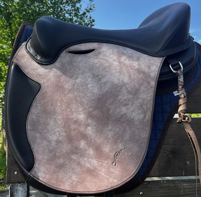 Amy 18" mit flachen Pauschen, Glattleder dunkelbraun, Blatt SKA39, Cutslit