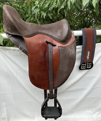 Standort PLZ 37085/ EVO XSB schokobraun, Sitz Worker 18" Nubuk testa di moro, Blatt Missouri 06, Cutslit, Bügelriemen 65 cm, EZ Bügel, Picasso Gurt 75 cm