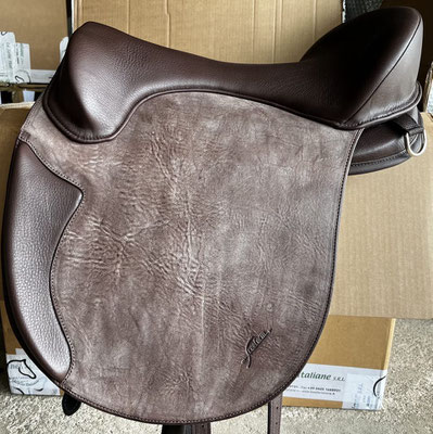 Amy 18" mit flachen Pauschen, Glattleder schokobraun, Blatt SKA39