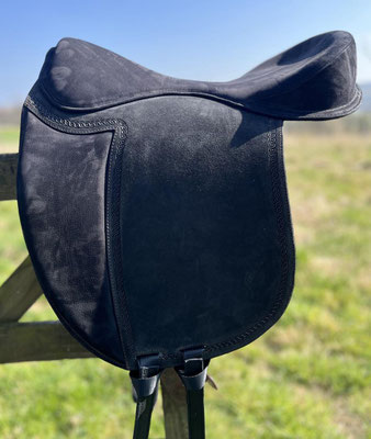 Fianci 18" Nubukleder schwarz, Blatt Reverse schwarz, mit Saddlon