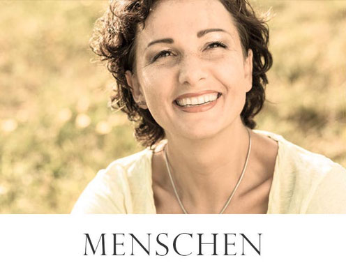Porträt einer Frau, die im warmen Sonnenlicht lächelt – natürliche Peoplefotografie in Erlangen