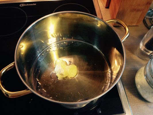 Anschließend einen ordentlichen Schuss Olivenöl mit etwas Butter (sorry, keine Grammangaben) in einem Topf erhitzen und dann erstmal nur die Zwiebeln darin glasig werden lassen.