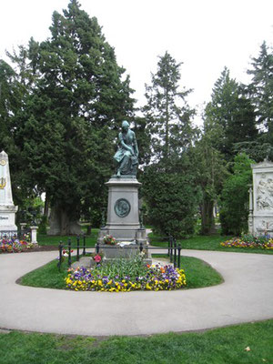 モーツアルトの記念碑。左奥に少し見えるのがベートーヴェンの墓