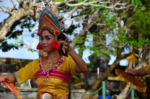 Young girl in Pendet dance attire
