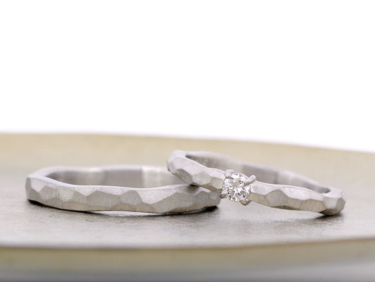受け継がれたリングのダイヤモンドとプラチナを使用。リング幅に動きを付け、ラフな印象に。
