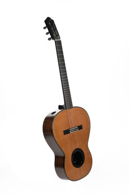 Three-quarter view of the guitar "LA LENVERS" designed by luthier Hervé Lahoun-H441guitare, visible in the workshop and available for sale.