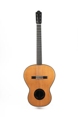 vue de face de la guitare "LA LENVERS" concue par le luthier Hervé Lahoun-H441guitare visible à l'atelier et disponible à la vente 