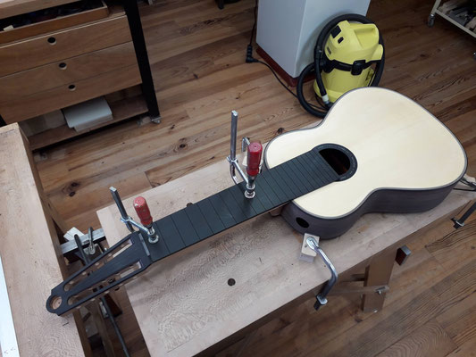 Vue sur la préparation avant collage de la touche en ébène d'une guitare 10 cordes chez Hervé lahoun-H441guitare