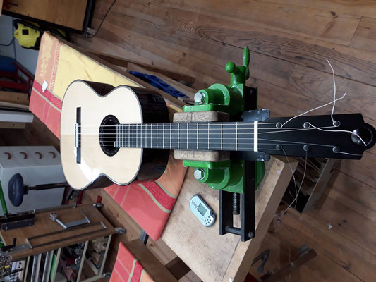 View of a SÖBESTH ROMANTIC concert guitar on the workbench during stringing.