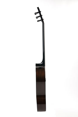 vue de profil de la guitare "LA LENVERS" concue par le luthier Hervé Lahoun-H441guitare visible à l'atelier et disponible à la vente