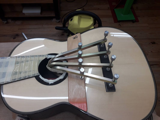 Vue sur le collage parfait du chevalet d'une guitare 10 cordes typique chez Hervé lahoun-H441guitare