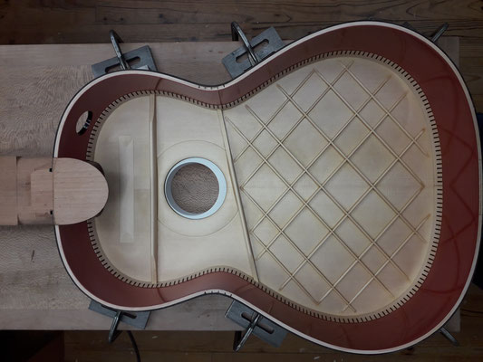 Vue intérieure avec son barrage en maille d'une guitare 10 cordes, typique des Guitares faites par hervé lahoun-H441guitare