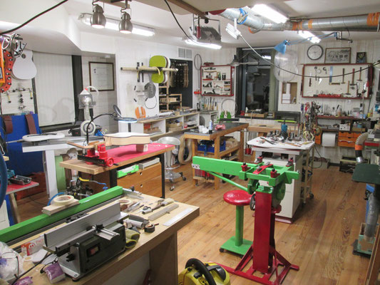 Atelier du luthier hervé lahoun-H441guitare vue sur l'espace de fabrication-réparation