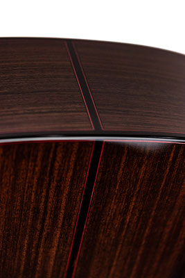 Detailing the aesthetics of the bindings at the junction of the sides and back of the body of an H441 Hervé Lahoun guitar
