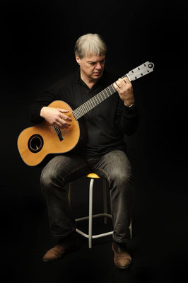 François playing his LENVERS guitar designed by Hervé Lahoun_H441