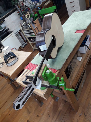 Vue sur une guitare du luthier Hervé Lahoun-H441 en cours de fabrication