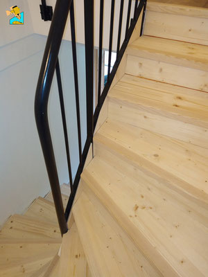 Habillage d'un escalier en béton en 3 plis sapin et nez de marches en frêne Taninges