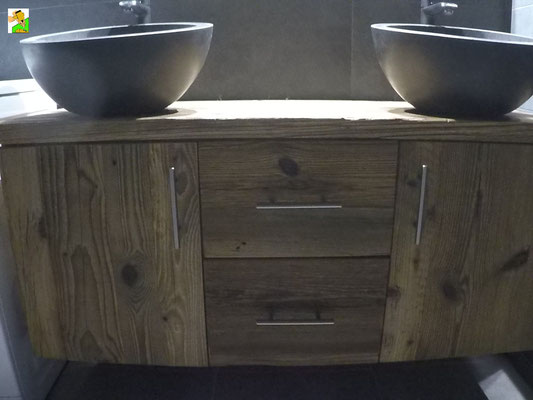 Salle d'eau en vieux bois et carrelage moderne samoens
