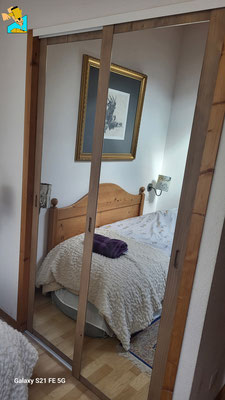 Portes coulissante dans une chambre bois et miroir Samoëns