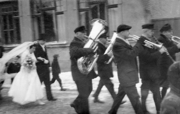 (0489) vor der Gaststätte Ney; Hochzeit Manfred und Margarete Koch, 1959; Musiker: Otto Brüsch, Werner Giese, Wilhelm Koch, Wilhelm Tönse