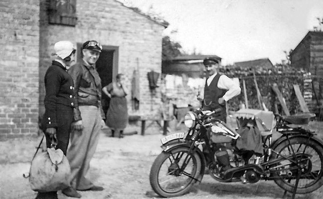 (0014) Horst Bensemann, am Motorrad Karl Regling (Großvater), im Kinderwagen Erika Regling/Menzel, auf dem Hof von (2018) Fam. Gosse, 1935