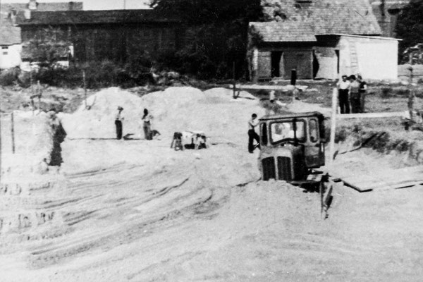 (0156) Bau der Zentralschule für die Schüler aus Kurtschlag, Groß Dölln, Groß Väter, Bebersee, Kappe und Grunewald