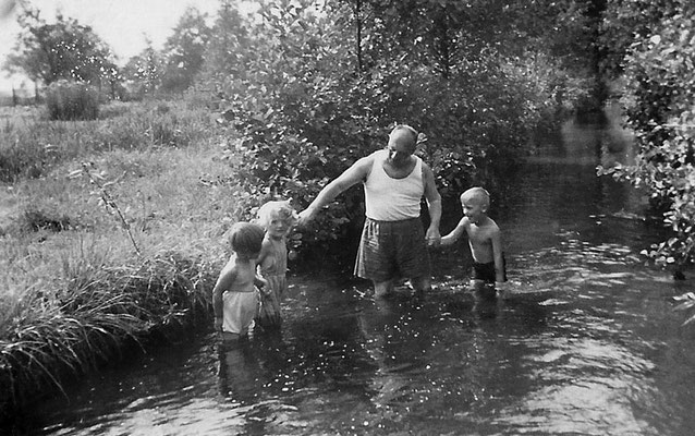 (0001) im Fließ bei Schäfer; Erika Regling/Menzel, Christa Boebst; 1938