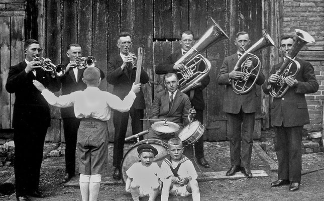(0211) Dorfkapelle, stehend von rechts: Wilhelm Koch, Albert Vorbau, Wilhelm Tönse, Otto Brüsch; 1931