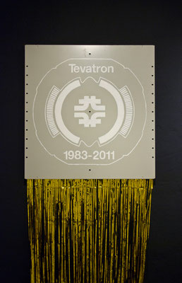 Tevatron, 2013, varnish on steel-panel, gold foil, 70 x 70 x 200cm