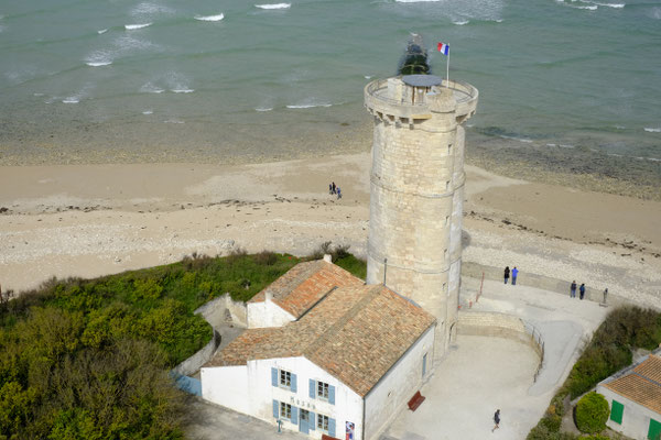 Der alte Leuchtturm steht direkt vor dem Neuen