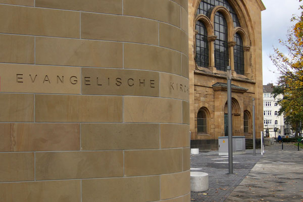 Fassaden aus Heilbronner Sandstein - Evangelische Kirchengemeinde Düsseldorf Mitte - Kreuzkirche Derendorf