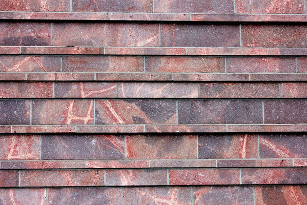 Fassadendetail aus Rochlitzer Porphyr - St. Trinitatis, Leipzig