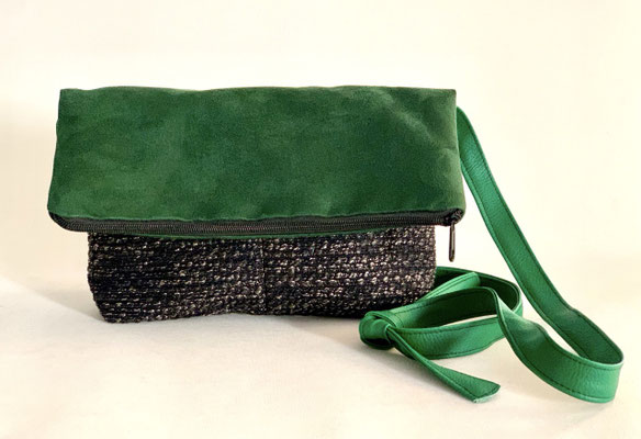 Pochette B  tissu faux uni noir rabat alcant vert  anse skaï vert