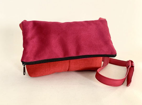 Pochette B  tissu rouge rabat alcant fuchsia  anse skaï rouge