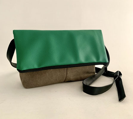 Pochette B  toile marron rabat skaï vert  anse skaï noir