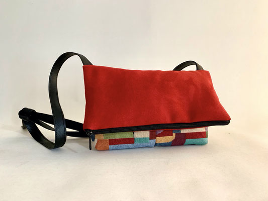 Pochette B tissu multicol Alcantara rouge anse skaï noir