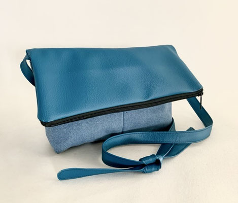 Pochette B  toile bleu ciel rabat skaï bleu canard  anse skaï bleu canard