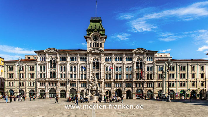 Piazza dell’Unità d’Italia in Triest, mit dem Rathaus und prächtigen Palazzi, Bildband FRIAUL-Julisch Venetien