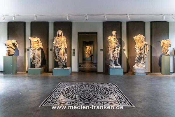 Eingangshalle im Nationalmuseum Aquileia, Bildband FRIAUL-Julisch Venetien