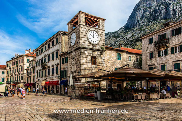 Waffenplatz mit Uhrturm in Kotor, Montenegro