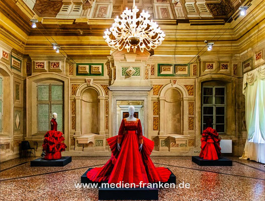 Mode des Designers Roberto Capucci in Villa Manin, Bildband FRIAUL-Julisch Venetien