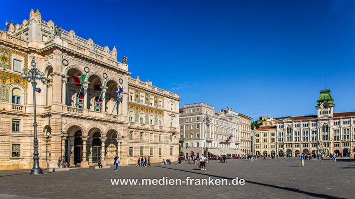 Piazza dell’Unità d’Italia in Triest mit dem Rathaus und prächtigen Palazzi, Bildband FRIAUL-Julisch Venetien