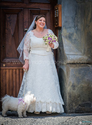 SPOSA CON CANE CHE PARTECIPA ALLE NOZZE WEDDING DOGS SITTER NAPOLI VILLA CLERMONT