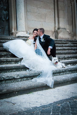 Sposi con il cane al matrimonio
