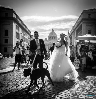 SPOSI CON IL CANE AL VATICANO